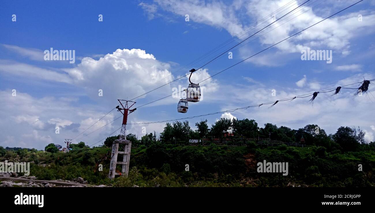 Seilbahnwagen Trolly an der Bergstation am Fluss in blauem Himmel im Hintergrund. Stockfoto