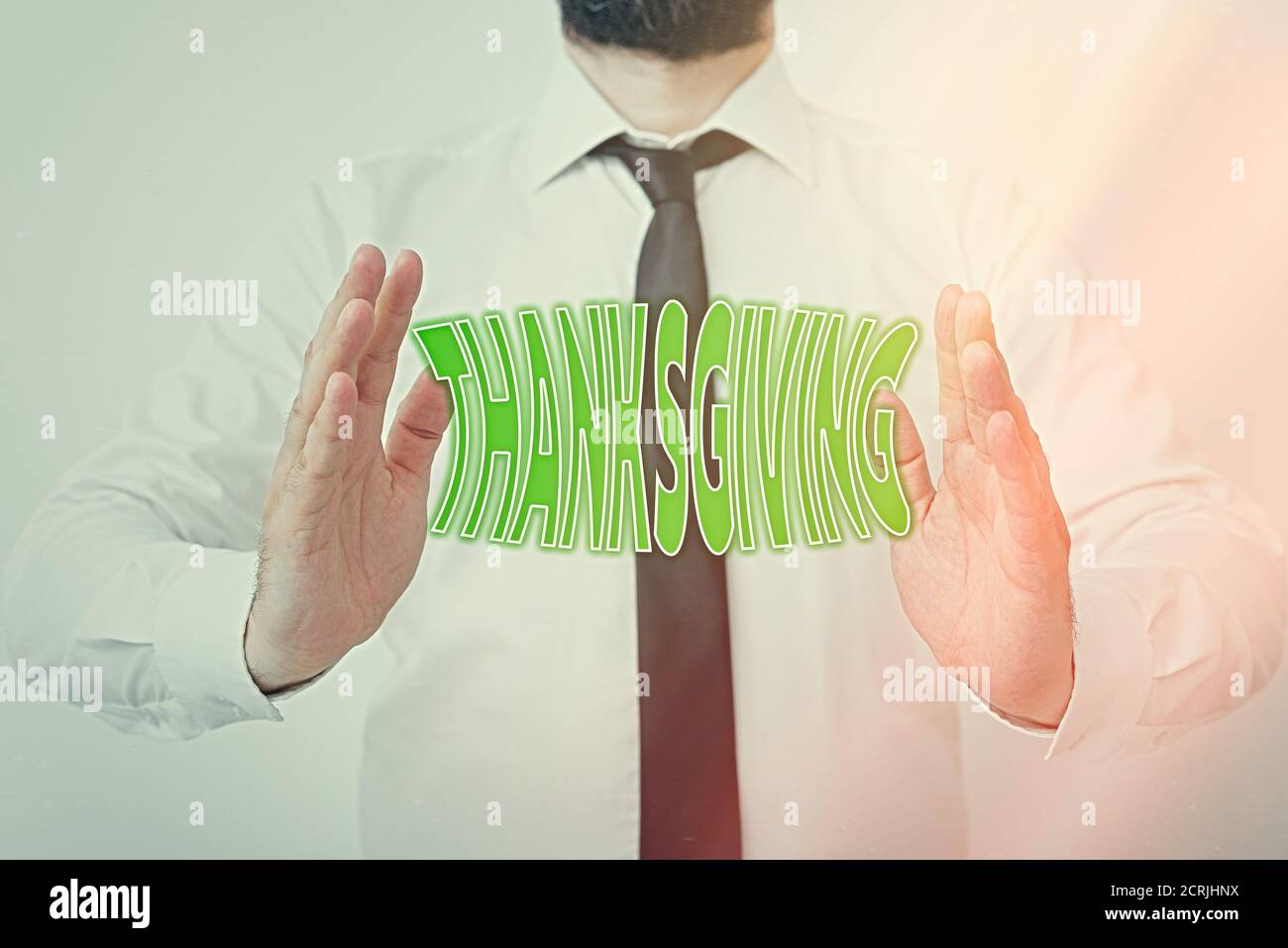 Schriftliche Notiz mit Thanksgiving. Business-Konzept für die öffentliche Anerkennung oder Feier der göttlichen Güte Modell mit Zeigefinger Symbol Stockfoto
