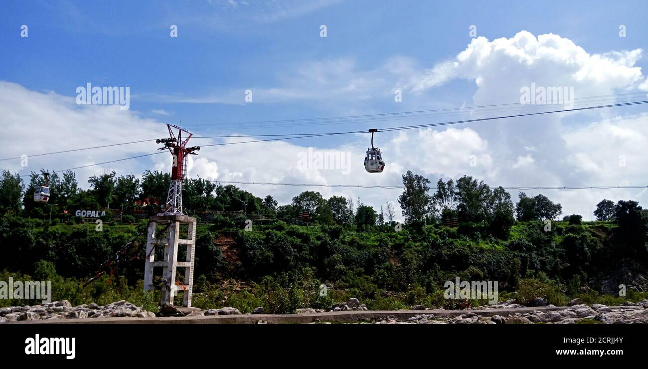 Seilbahnwagen Trolly an der Bergstation am Fluss in blauem Himmel im Hintergrund. Stockfoto