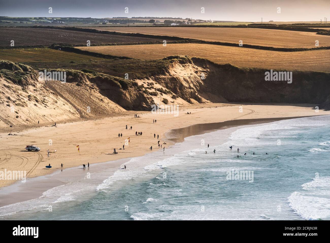 Abendlicht über dem preisgekrönten Crantock Beach in Newquay in Cornwall. Stockfoto