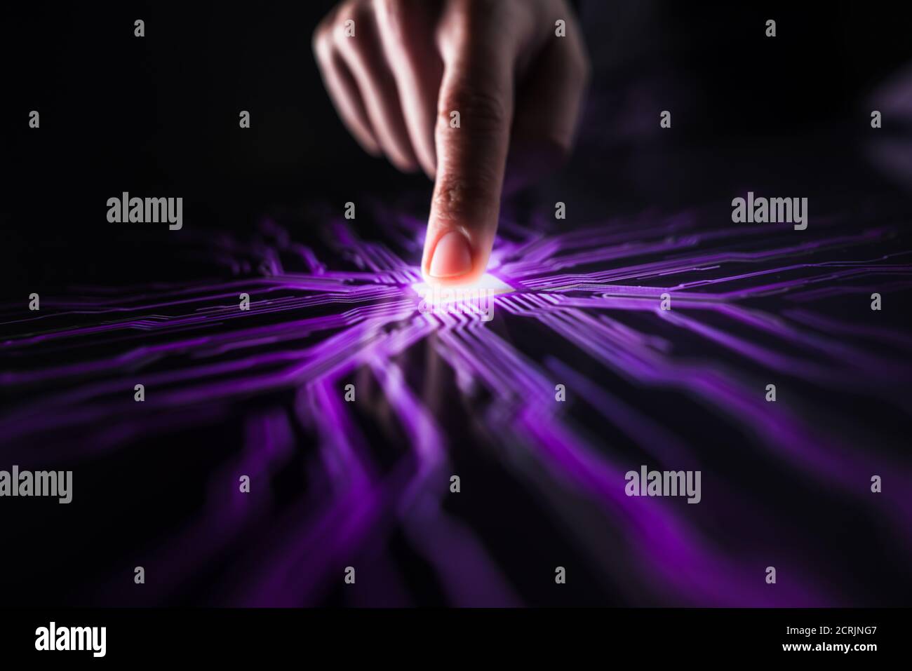 Cyber Security Hacking Konzept: Human Finger drückt Touchscreen-Taste und schafft Computer-Virus. Rosa und violette Visualisierung der Digitalisierung von Stockfoto
