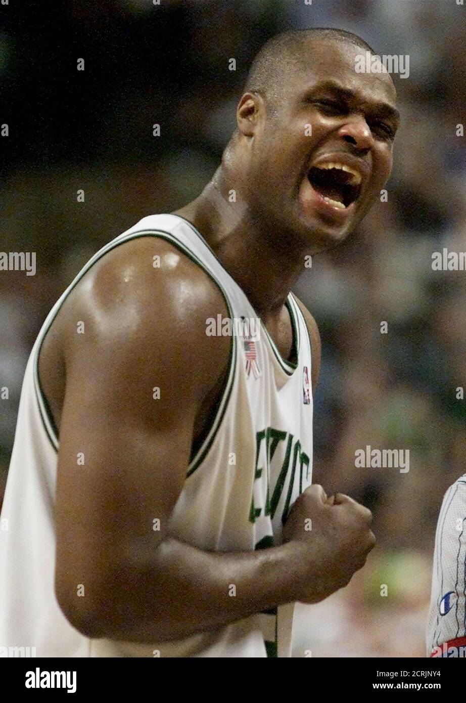 Boston Celtics Co-Kapitän Antoine Walker schreit in der Feier in der letzten Minute der Celtics 93-85 Sieg über die Philadelphia 76ers in Spiel 2 ihrer ersten Runde NBA Playoff-Serie 25. April 2002 in Boston. Walker hatte 24 Punkte im Spiel. REUTERS/Jim Bourg JRB Stockfoto