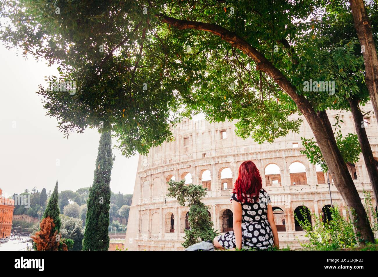 Rom, Italien - EINE junge, rothaarige brasilianerin in ihren Zwanzigern, die am Nachmittag in einem Park das Kolosseum betrat. Stockfoto