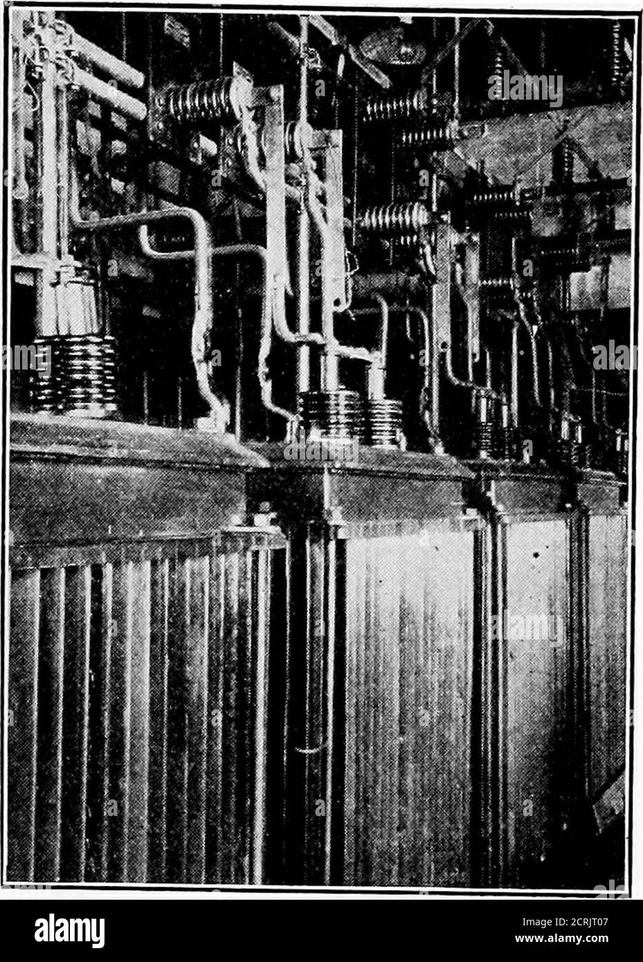 . Praktische drahtlose Telegrafie; ein komplettes Lehrbuch für Studenten der Funkkommunikation . Nals erhalten wird, die in der Tat, kann häufig mit dem Empfang auf dem Tisch mit der Sendestation 3,000 Meilen entfernt gehört werden. Marconi trans-ozeanische Empfangsstationensind auch komplett mit diktaphonereceivers ausgestattet, die so angeordnet sind, dass sofort ein Wachseintrag mit Signalen eingerückt wird, ein zweiter Diktaphonempfänger automatisch in der Schaltung angeschlossen wird, Und so weiter.die Verwendung dieser Aufzeichnungen erlaubt es, trafiic über den Ozean mit Geschwindigkeiten bis zu 75 Wörter pro Minute geschickt werden Stockfoto