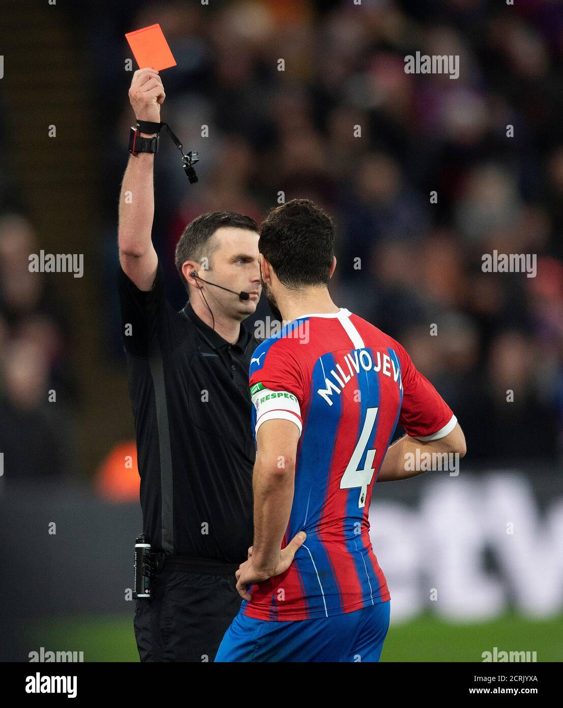 Schiedsrichter Michael Oliver schickt Luka Milivojevic nach Rücksprache mit dem Pitchside VAR Screen BILDNACHWEIS : © MARK PAIN / ALAMY STOCK FOTO Stockfoto