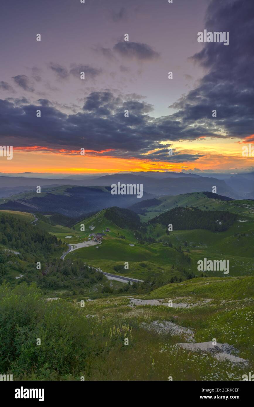 Sonnenuntergang vom Gipfel des Monte Grappa in Italien Stockfoto