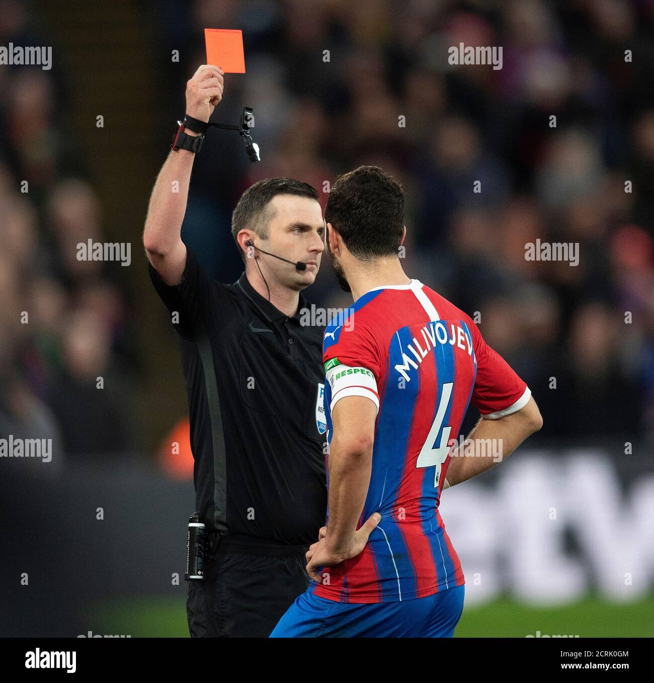 Luka Milivojevic wird dann abgeschickt, nachdem Schiedsrichter Michael Oliver den Pitchside VAR Screen PHOTO CREDIT besucht hat : © MARK PAIN / ALAMY STOCK PHOTO Stockfoto