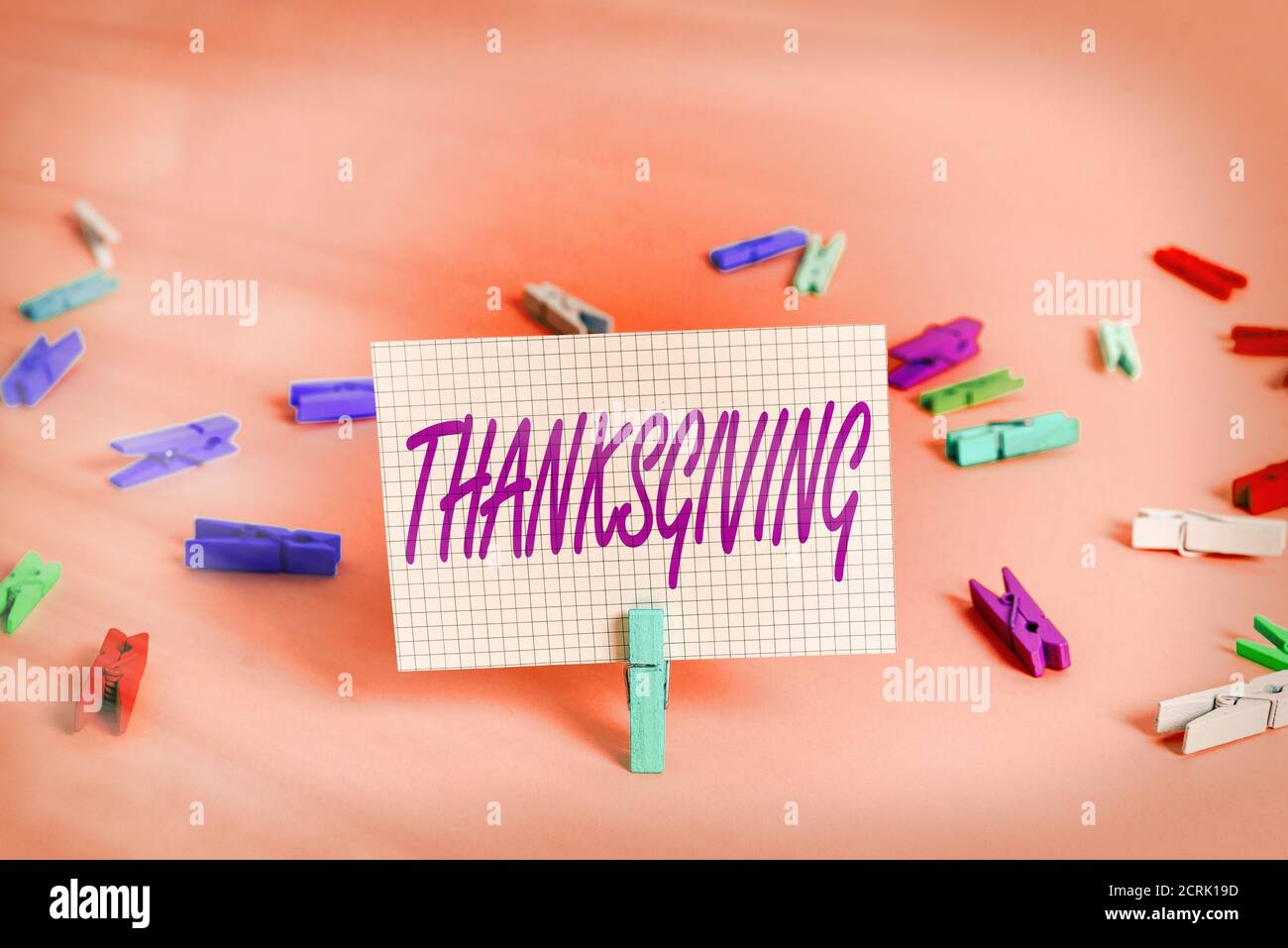 Schriftliche Notiz mit Thanksgiving. Business-Konzept für die öffentliche Anerkennung oder Feier der göttlichen Güte farbig zerknittert Rechteck geformt remi Stockfoto