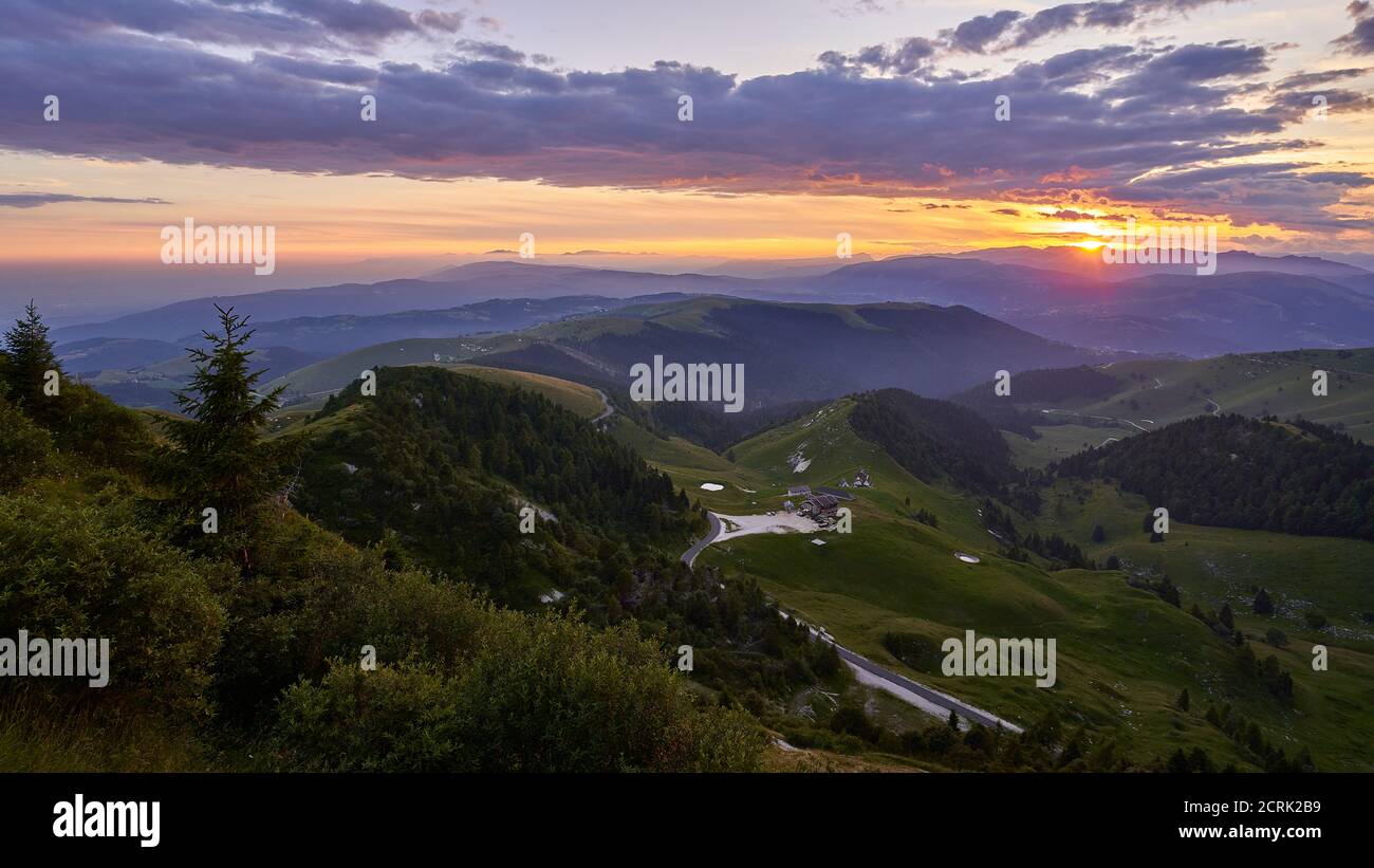 Sonnenuntergang vom Gipfel des Monte Grappa in Italien Stockfoto