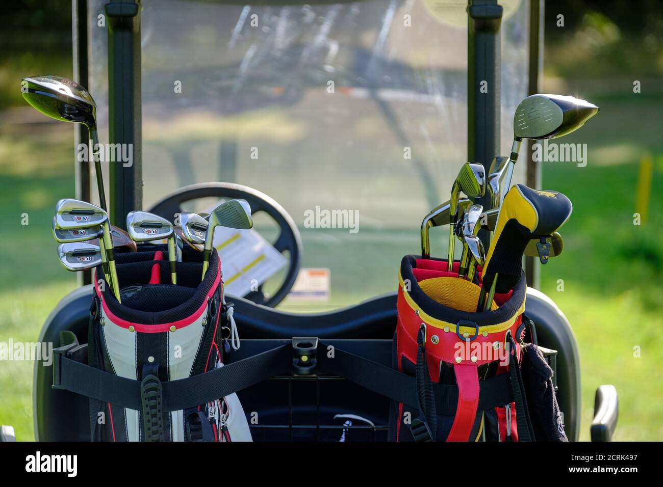 Golfschläger in Taschen an der Rückseite des Golfbuggys Stockfoto