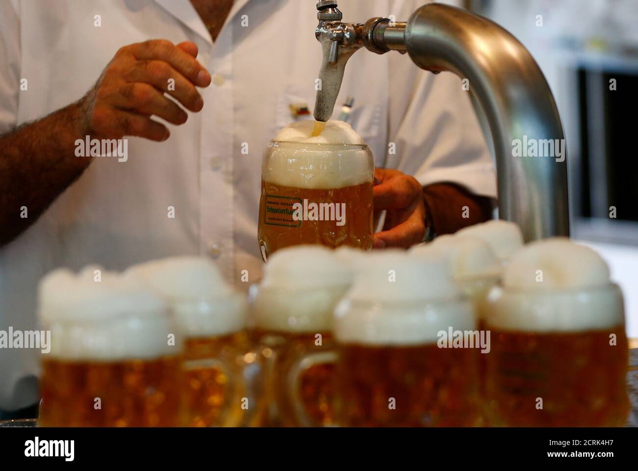Bier wird im traditionellen Biergarten Schweizerhaus in Wien, Österreich,  gezapft 21. Juni 2017. REUTERS/Leonhard Foeger Stockfotografie - Alamy