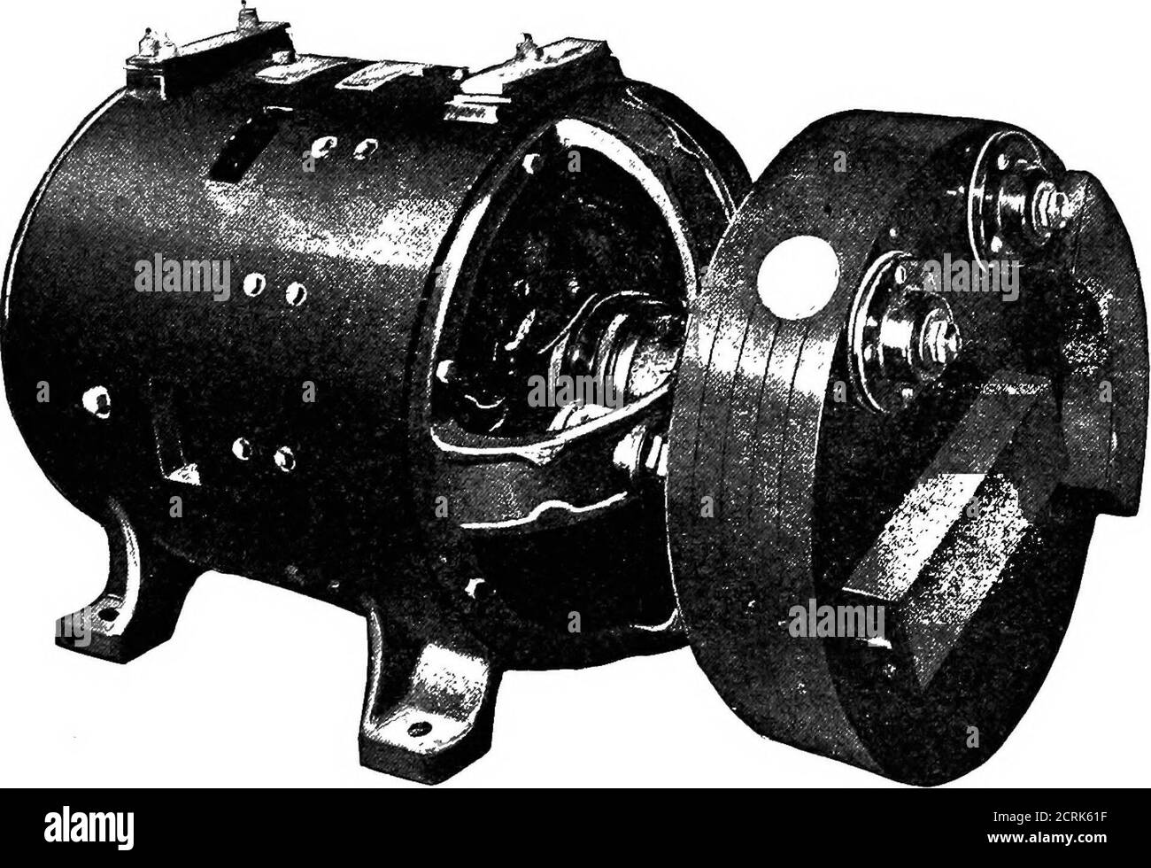 . Praktische drahtlose Telegrafie; ein komplettes Lehrbuch für Studenten der Funkkommunikation . AMERICAN MARCONI CO. 247 tion sowohl der Kupplung als auch der flexiblen Verbindung. Die Stromkreise sind in Resonanz, wenn der Amperemeter die höchstmögliche Messung anzeigt. Mit der mittleren Schiffsantenne ist es möglich, die korrekte Anzahl von Windungen an der kondaren Wicklung des Schwingungstransformators zu lokalisieren, so dass die abgestrahlte Welle von 600 Metern auf 300 Meter geändert werden kann, indem man einfach den Umschalter auf die richtige Position wirft. Wenn sich dieser Schalter in der 300-Meter-Position befindet, kondensiert die Kurzwelle Stockfoto