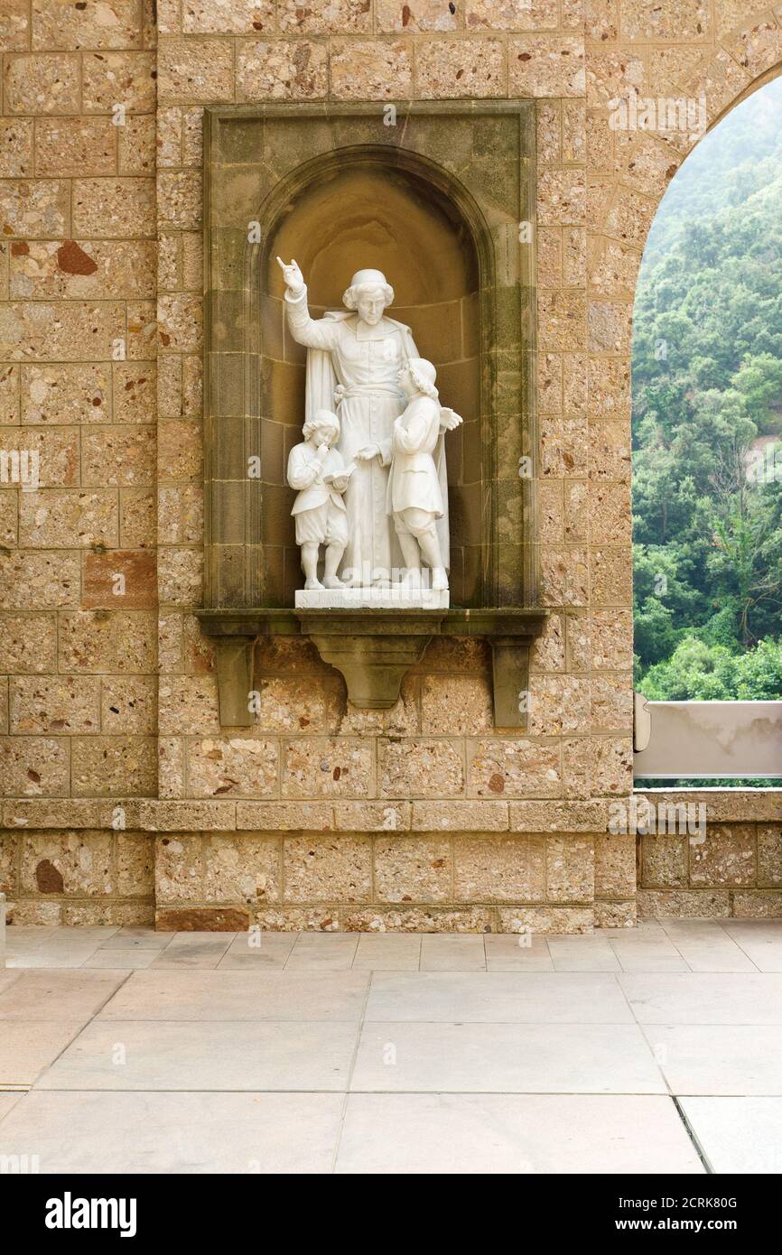 Montserrat, Spanien - 18. August 2018: Santa Maria de Montserrat Abtei in Velilla, an einem schönen Sommertag, Katalonien, Spanien Stockfoto