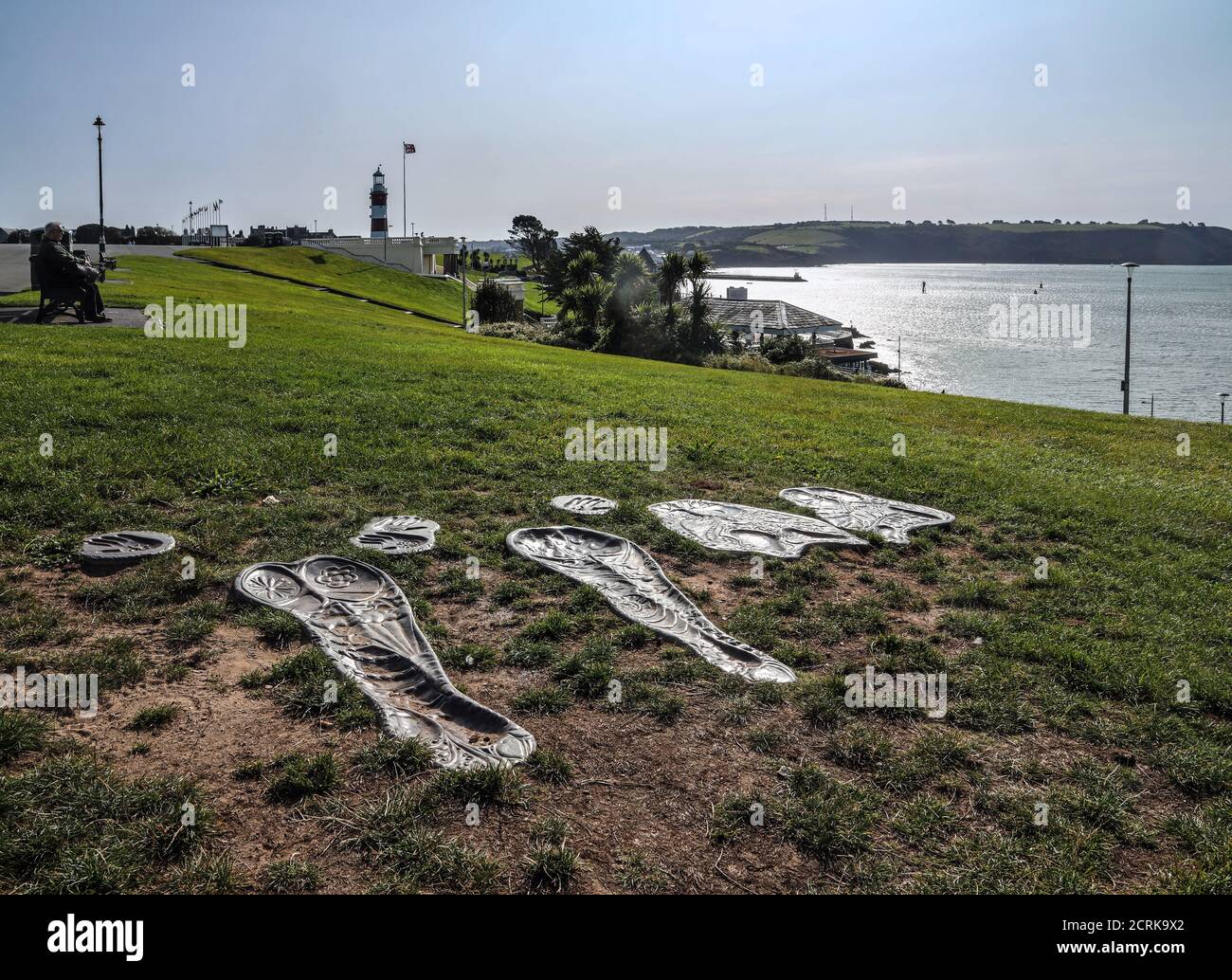 Ein Tribut Kupferguss Kunstwerk erinnert an einen Besuch von den Beatles zu Plymouth Hoe. Die Fab vier Katze für ein Presseschießen während ihrer Tour Dreharbeiten die M Stockfoto