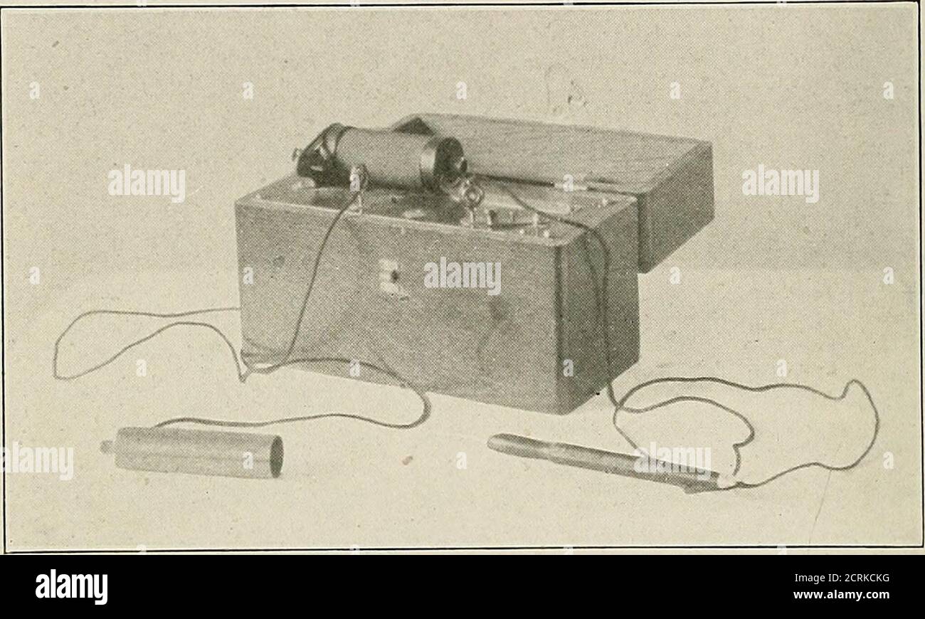 . Interpretation von zahnärztlichen und kieferförmigen Roentgenogrammen . ^ enthält eine Trockenzelle. Die negative Elektrode wird in der Hand des Patienten gehalten. Abb. 21. – Faradic Batterie verwendet, um Zellstoff Vitalität zu testen. Der Pluspol besteht aus einem spitzen zahnärztlichen Erforschungsinstrument, das auf einem isolierten Griff montiert ist. Die Pointis ist mit einem Wischen aus Baumwolle eingewickelt und in Wasser getaucht.ab der Medianlinie des Oberkiefers wird jeder Zahn, der eine Emaille-Oberfläche zeigt, mit der kondensierte Elektrode berührt, und das Ergebnis wird als Minus, plusor zweifelhaft notiert. Gekrönte Zähne sind mit C markiert, und vermisse Zähne M. Dieses Diagramm Th Stockfoto