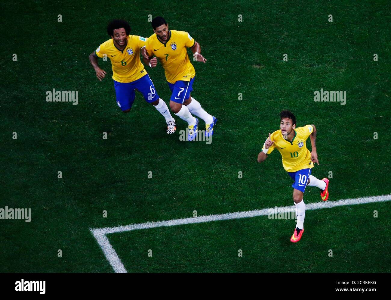 Brasiliens Neymar (R) feiert nach seinem Tor gegen Kroatien während ihre 2014  WM-Eröffnungsspiel in der Korinther Arena in São Paulo 12. Juni 2014 mit  Teamkollegen Marcelo (L) und Hulk. REUTERS/Fabrizio Bensch (Brasilien -