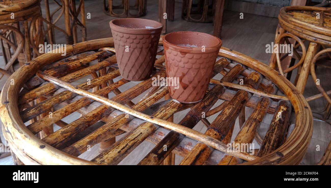 Kulhad Tee auf Holz Bambus Stuhl im lokalen Getränkeladen gehalten. Stockfoto