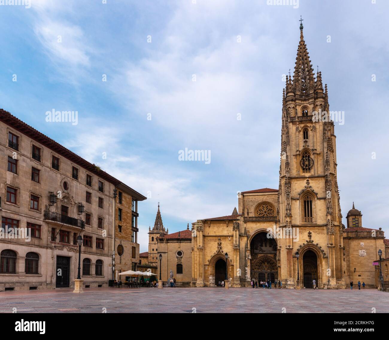 Kathedrale von San Salvador. Der Turm und das Gebäude sind eine Mischung aus verschiedenen architektonischen Stilen, von vorromanisch bis zur Renaissance. Stadtzentrum von Stockfoto