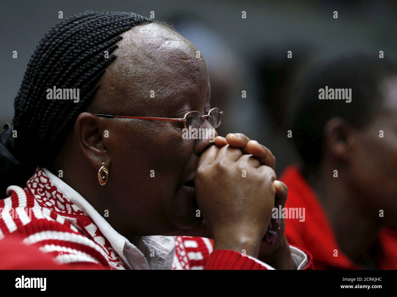 Eine Frau weint, während sie an Gebeten zum Gedenken an den ersten Jahrestag des Attentats auf das Garissa University College in Kenias Hauptstadt Nairobi am 2. April 2016 teilnimmt. REUTERS/Thomas Mukoya TPX-BILDER DES TAGES Stockfoto