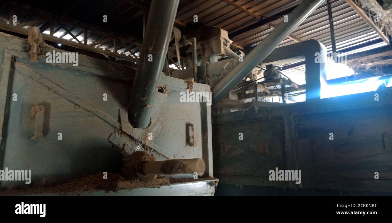 Eine alte rostige Reismühle Maschinen Ausrüstung ausgesetzt, um den staubigen Hintergrund. Stockfoto