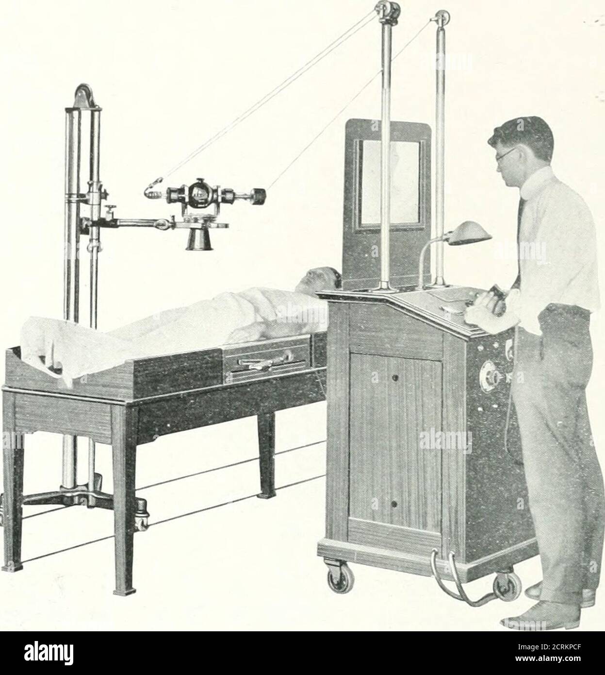 . Archiv für Physikalische Medizin und Rehabilitation . autobahn^v.^ IX. Eine vollständige Röntgeneinheit der bucky-MembraneRadiographische Einheit, zu der das horizontale und vertikale Fluoroskop jederzeit auf besondere Kosten hinzugefügt werden kann – Horizontales Fluoroskop (pro separater Anzeige in diesem Journal) kann für zusätzlich 202.00 US-Dollar in diese Tabelle integriert werden – plus zusätzliche Röhre und Fluoroskopieschirm. Das Rohrstativ ist vollständig ausbalanciert – kugelgelagert – und läuft auf horizontalen Schienen, die am Boden befestigt sind. Der Schaltschrank bietet einen variablen Funkenabstand von 3 bis 5 bis 0-30 M.A. und ist mit mam-Transformator, Leistungsschalter, geerdetem Metall mit hohem TEN-sio-Gehäuse ausgestattet Stockfoto