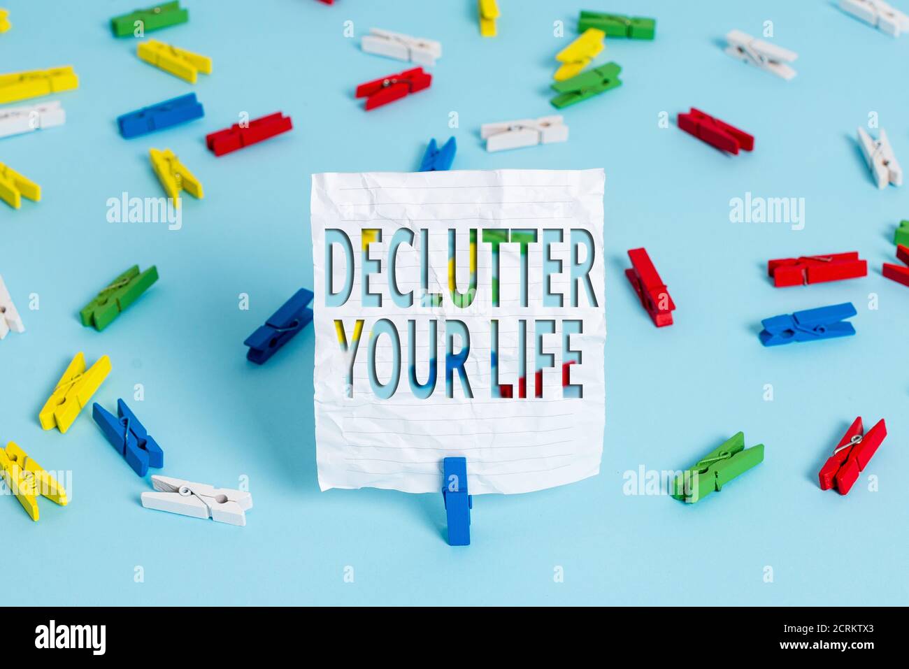 Schreibnotiz zeigt Declutter Your Life. Geschäftskonzept zur Beseitigung von Fremdsachen oder Informationen im Leben farbige Wäscheklammer Papiere leer r Stockfoto