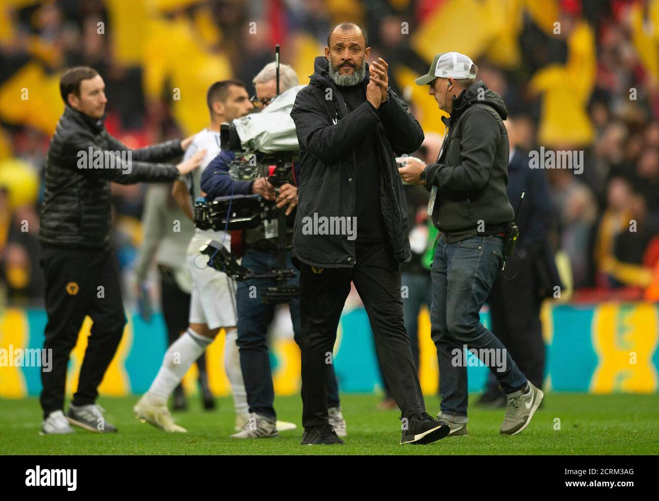 Wolverhampton Wanderers' Manager Nuno Espirito Santo applaudiert den Reisenden Wolves-Fans nach der Niederlage. BILDNACHWEIS : © MARK PAIN / ALAMY STOCK FOTO Stockfoto