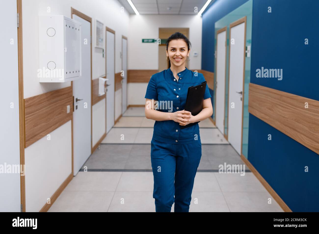 Lächelnde Ärztin posiert in der Klinik Stockfoto