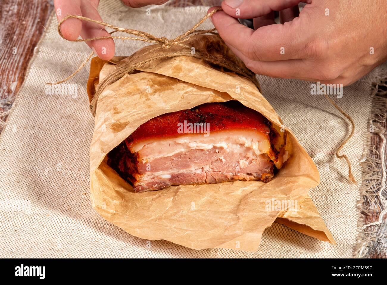 Geräuchertes Fleisch in Geschenkpapier eingewickelt und mit Garn gebunden  Stockfotografie - Alamy