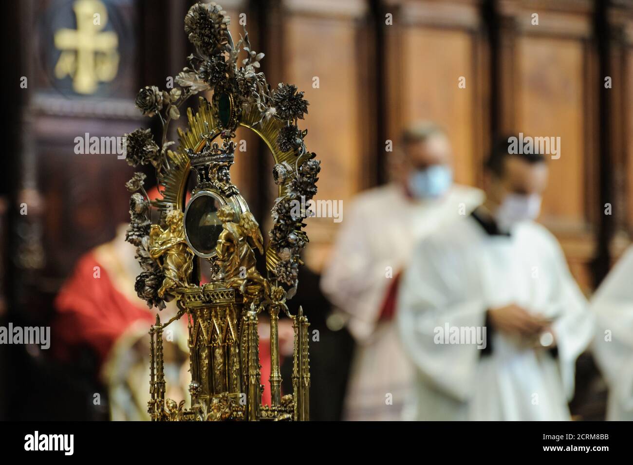 19. September 2020, Neapel, Italien: NEAPEL, ITALIEN - 19. SEPTEMBER 2020 - am 19. September 2020 fand in der Kathedrale von Neapel die Ampulle mit dem Blut des heiligen Gennaro (San Gennaro) statt, die den Gläubigen nach dem Wunder der Verflüssigung des Blutes des Heiligen ausgestellt wurde. Der Schutzpatron von Neapel, ist berühmt für das angebliche Wunder der jährlichen Verflüssigung seines Blutes an seinem Festtag 19. September, 16. Dezember und am Samstag vor dem ersten Sonntag im Mai. (Bild: © Manuel Dorati/ZUMA Wire) Stockfoto