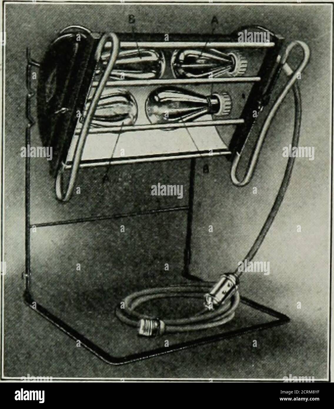 . Grundlagen der Elektromedizin, Elektrochirurgie und Radiologie: Eine praktische Abhandlung für Studenten und Praktiker, mit Kapiteln über mechanische Vibration und Blutdrucktechnik. Abb. 37 – unter der alpinen Sonnenlampe. Verwundete Mann-Soldaten im Krankenhaus in Baden-Baden. (Aus Atlasof the World war, F. Bruckmann, München.) Abb. 38 – Chirurgische Klinik, Universität Marburg. Skrofulöse Kinder, die die letzte Strahlung vor der Entlassung erhalten. Objektive Symptome sind völlig verschwunden. 94 Anthony Matijaca. Abb. 39 – Radio-Vitant-Applikator für die lokale Anwendung von Strahlungslicht und Wärme. Bei der Reduzierung Stockfoto