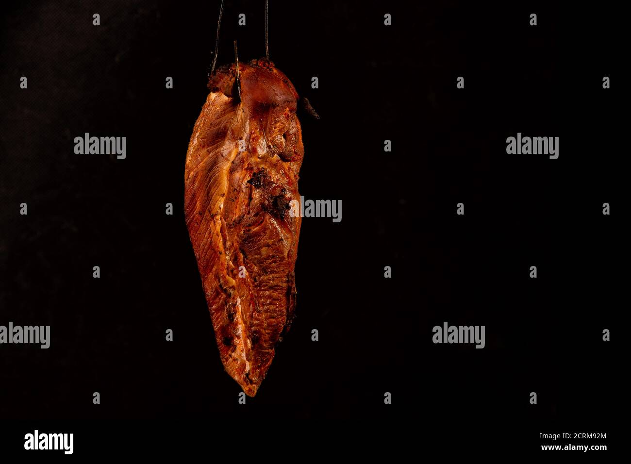 Geräuchertes Huhn weißes Fleisch in den Prozess des Rauchens auf Schwarzer Hintergrund Stockfoto
