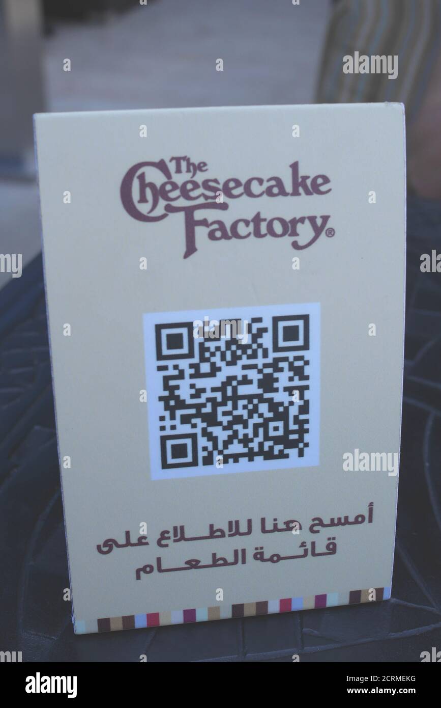 QR-Code mit Anweisungen auf Arabisch zum Zugriff auf das Menü, Cheesecake Factory, The Avenues Mall, Bahrain. Reguläre Menüs sind aufgrund von Covid 19 nicht verfügbar Stockfoto