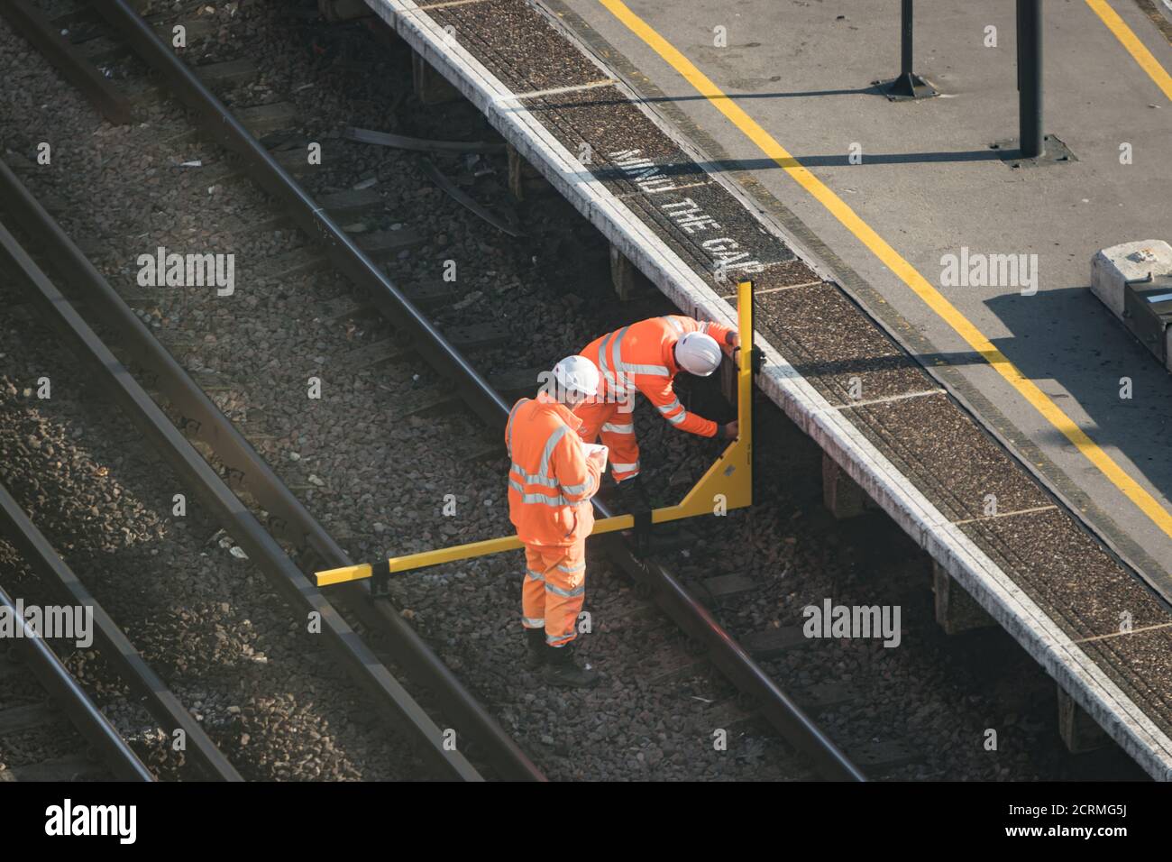 Bahnarbeiter mit einem Messgerät für das Lastprofil Stockfoto