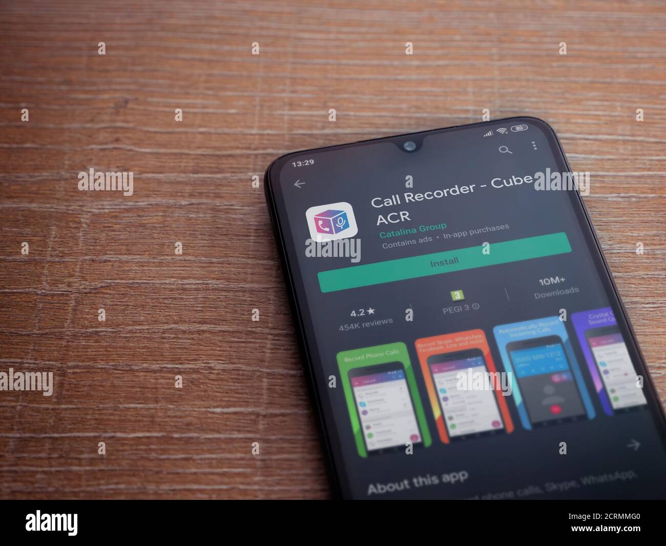 LOD, Israel - 8. Juli 2020: Cube ACR App Play Store Seite auf dem Display eines schwarzen Smartphone auf Holzhintergrund. Draufsicht flach liegend mit Kopie Stockfoto