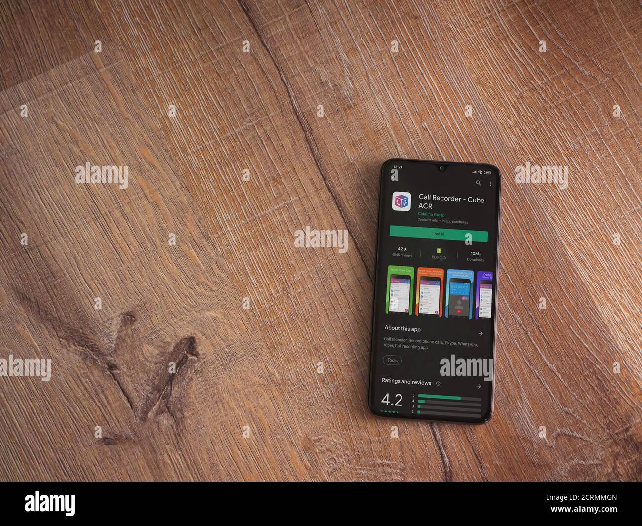 LOD, Israel - 8. Juli 2020: Cube ACR App Play Store Seite auf dem Display eines schwarzen Smartphone auf Holzhintergrund. Draufsicht flach liegend mit Kopie Stockfoto