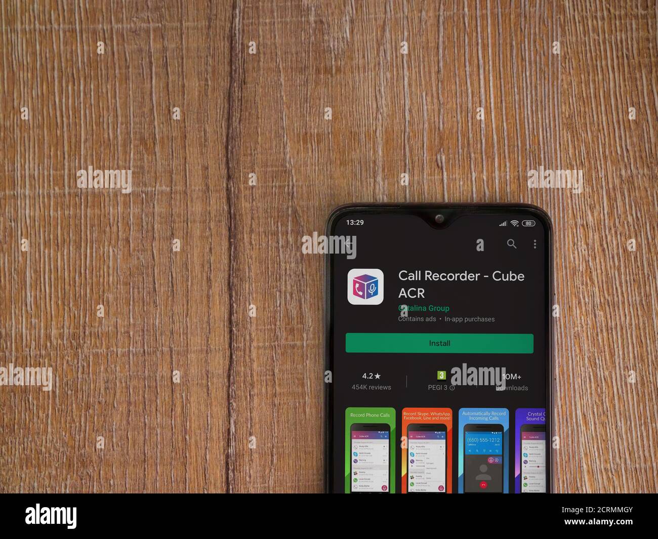 LOD, Israel - 8. Juli 2020: Cube ACR App Play Store Seite auf dem Display eines schwarzen Smartphone auf Holzhintergrund. Draufsicht flach liegend mit Kopie Stockfoto
