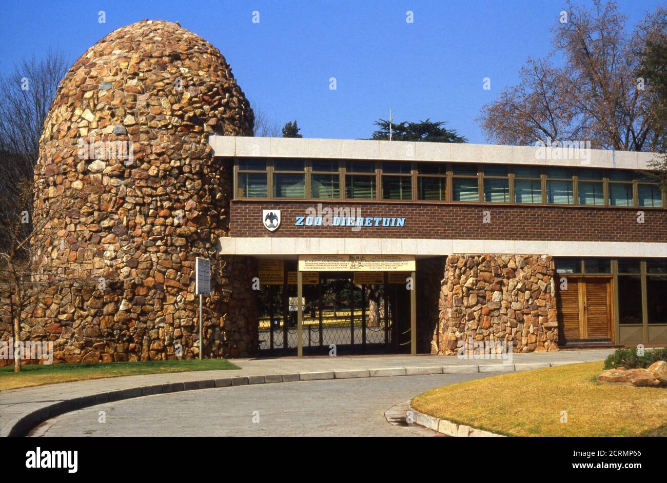 Eintritt zum Johannesburg Zoo, Südafrika, 1981 mit einer Mischung aus architektonischen Stilen Stockfoto