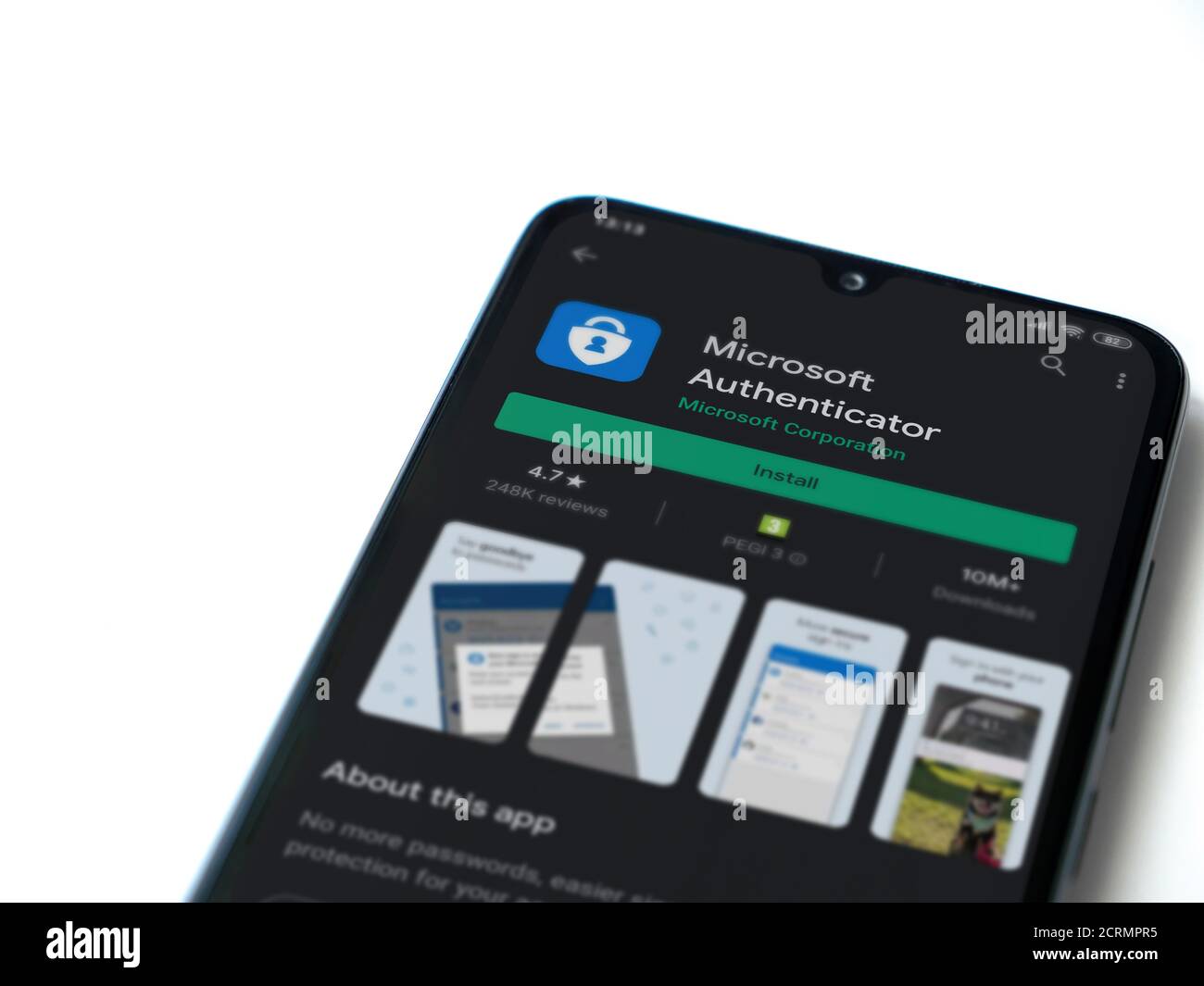 LOD, Israel - 8. Juli 2020: Microsoft Authenticator App Play Store-Seite auf dem Display eines schwarzen mobilen Smartphones auf weißem Hintergrund isoliert. Oben Stockfoto