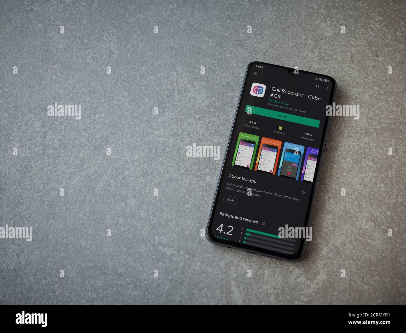 LOD, Israel - 8. Juli 2020: Cube ACR App Play Store Seite auf dem Display eines schwarzen Smartphone auf Keramik Stein Hintergrund. Draufsicht Wohnung lag wi Stockfoto