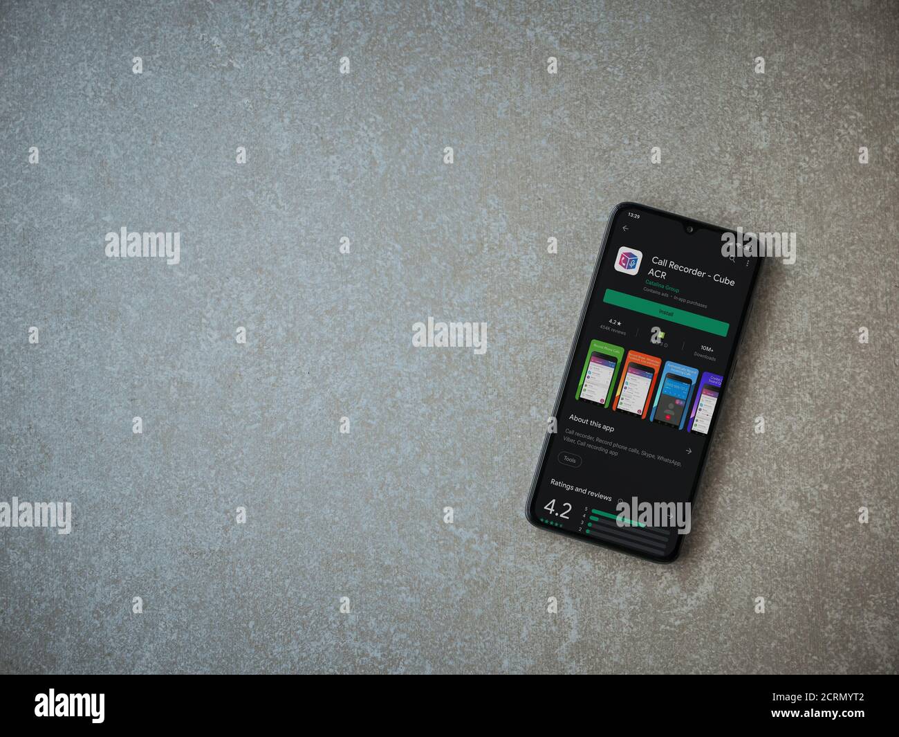 LOD, Israel - 8. Juli 2020: Cube ACR App Play Store Seite auf dem Display eines schwarzen Smartphone auf Keramik Stein Hintergrund. Draufsicht Wohnung lag wi Stockfoto