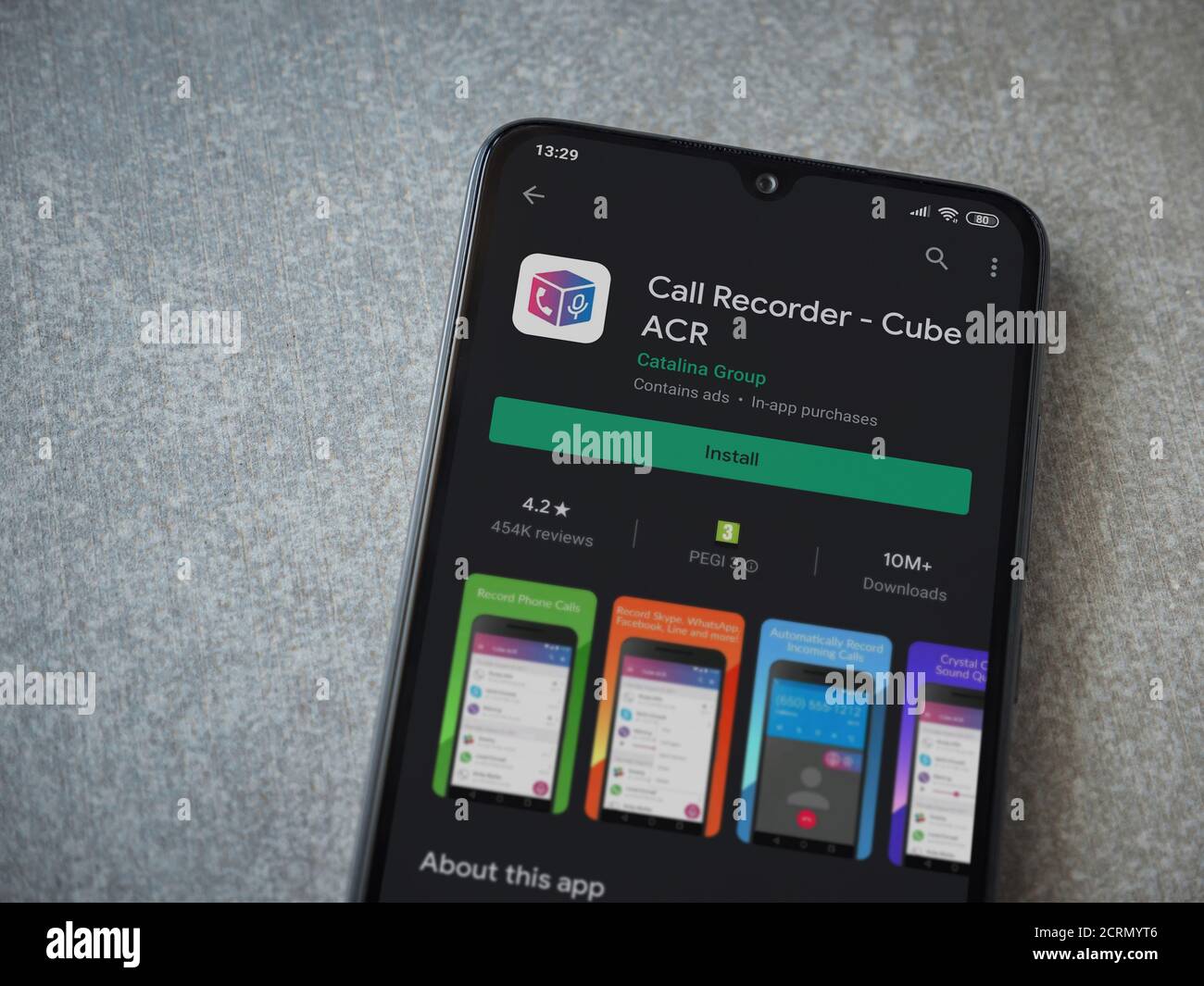 LOD, Israel - 8. Juli 2020: Cube ACR App Play Store Seite auf dem Display eines schwarzen Smartphone auf Keramik Stein Hintergrund. Draufsicht Wohnung lag wi Stockfoto