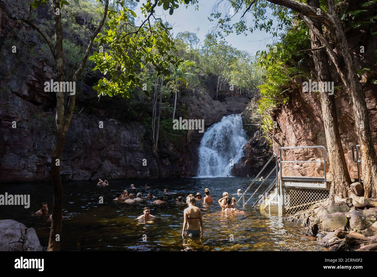 Florence Falls, Australien - 15. März 2020: Touristen baden im Tauchbecken am Fuße der Florence Falls, dem nördlichen Gebiet, Australien. Stockfoto