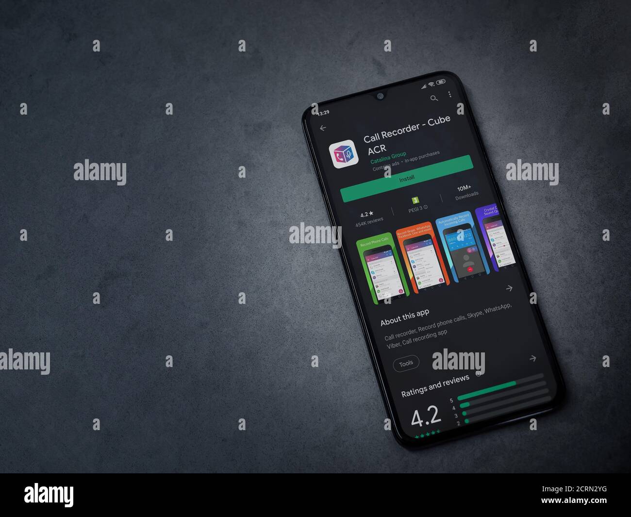 LOD, Israel - 8. Juli 2020: Cube ACR App Play Store Seite auf dem Display eines schwarzen Smartphone auf dunklem Marmorstein Hintergrund. Draufsicht flach la Stockfoto