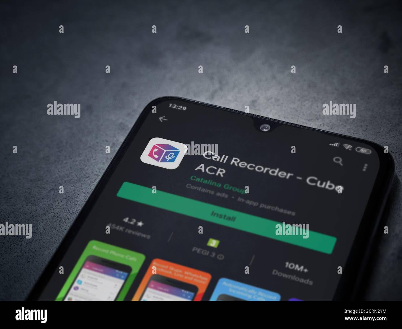 LOD, Israel - 8. Juli 2020: Cube ACR App Play Store Seite auf dem Display eines schwarzen Smartphone auf dunklem Marmorstein Hintergrund. Draufsicht flach la Stockfoto