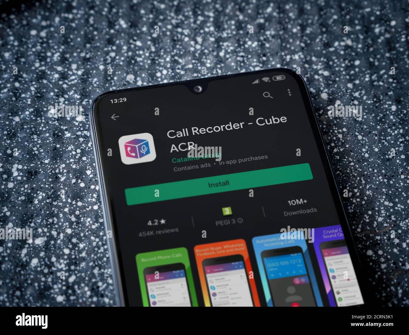 LOD, Israel - 8. Juli 2020: Cube ACR App Play Store Seite auf dem Display eines schwarzen Smartphone auf einem metallischen Hintergrund. Nahaufnahme von oben flach Stockfoto