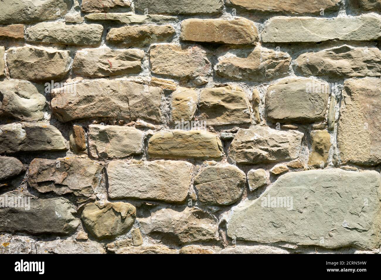 Struktur aus Mauerwerk, das Fragment einer Steinmauer eines antiken Tempels aus dem 10. Jahrhundert, Hintergrund, Hintergrund Stockfoto