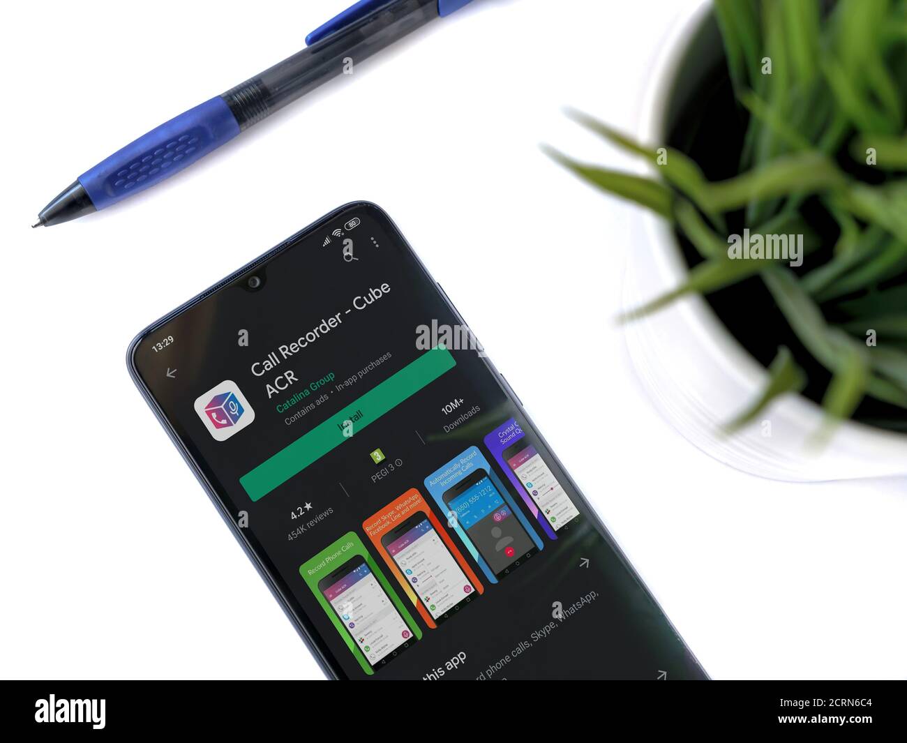 LOD, Israel - 8. Juli 2020: Moderner minimalistischer Büroarbeitsplatz mit schwarzem Smartphone mit Cube ACR App Play Store Seite auf weißem Hintergrund. Oben Stockfoto