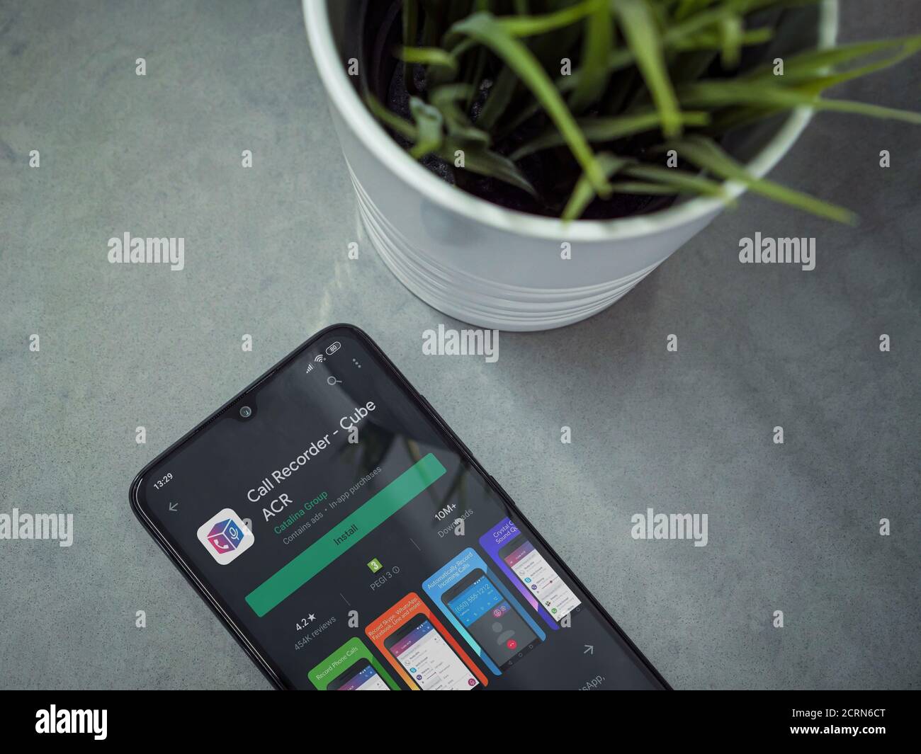 LOD, Israel - 8. Juli 2020: Moderner minimalistischer Büroarbeitsplatz mit schwarzem Smartphone mit Cube ACR App Play Store Seite auf Marmorhintergrund. Bis Stockfoto