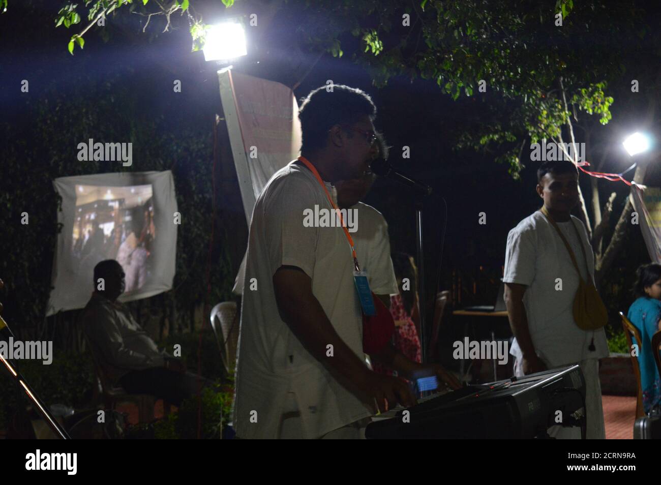 Auf dem indischen Festival von Lord Krishna Geburt Zeremonie (janmastami) Leute tanzen, singen, Genießen, Feiern, Hand in der Nacht bei der iskcon Stockfoto